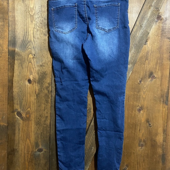 No Boundaries Maternity Jeans, size L (11-13), obvious wear, smoke free home - Picture 3 of 3